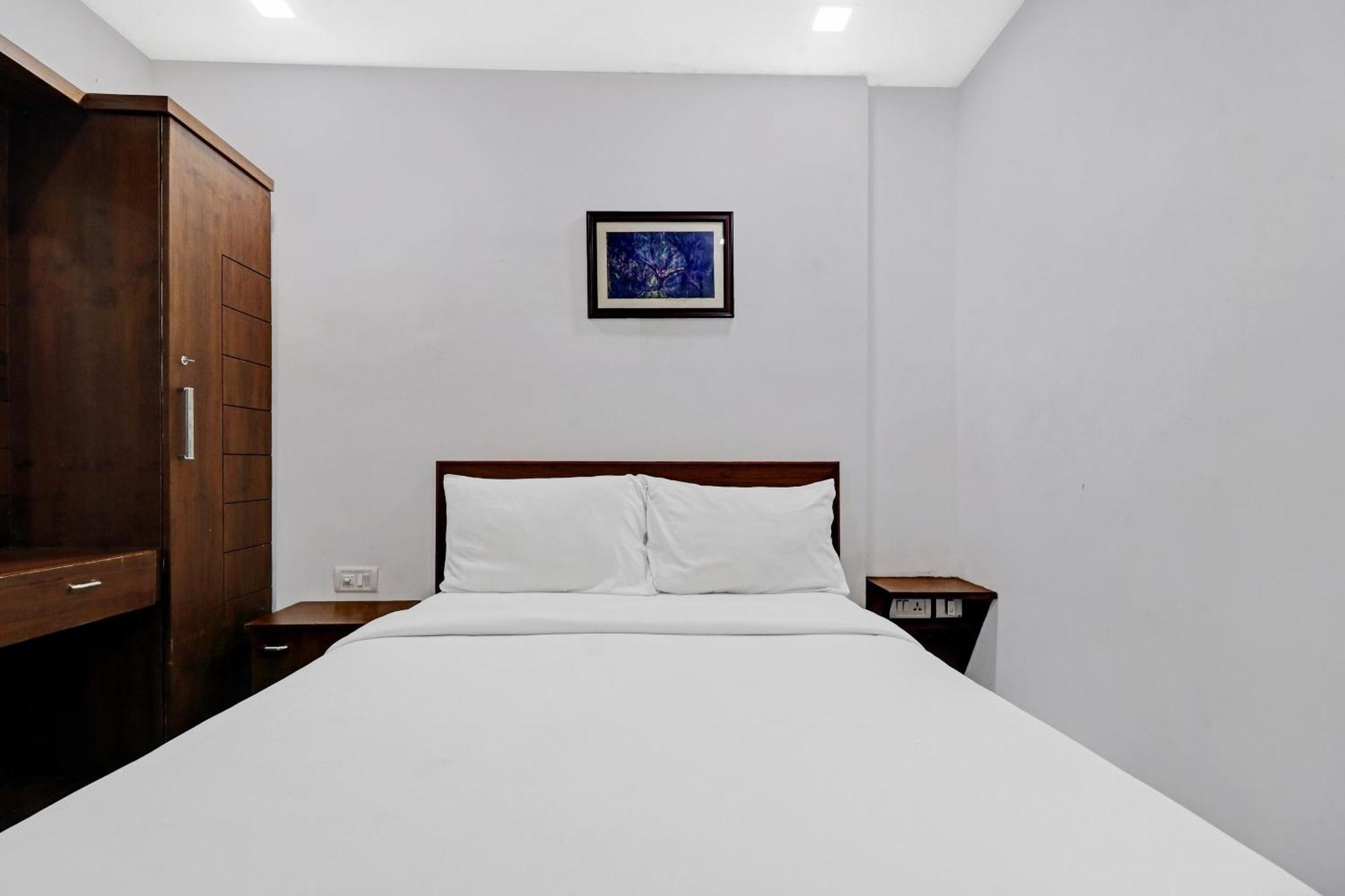 Oyo Townhouse 595 Majestic Inn Kochi Buitenkant foto