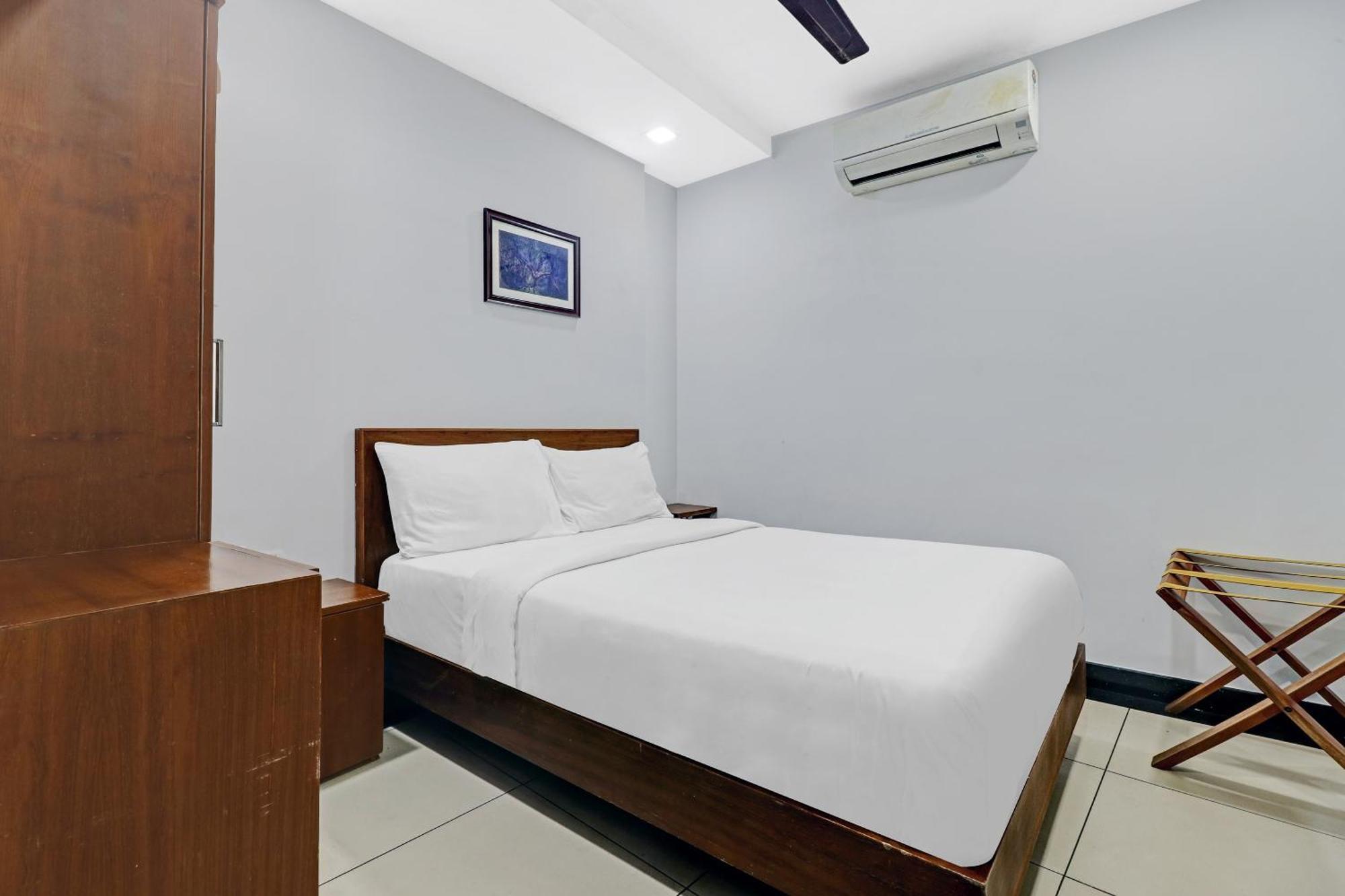 Oyo Townhouse 595 Majestic Inn Kochi Buitenkant foto